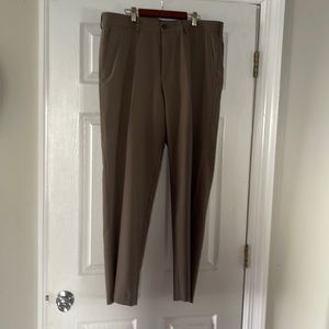 NWT Van Huesen pants Men’s slacks 34 x 30 no iron straight fit flat front tan